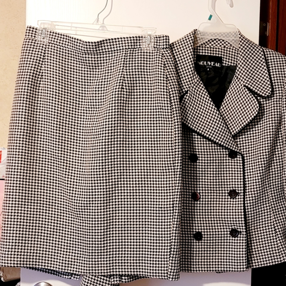 Nouveau 2 piece suit set. Size 8 ladies. Black and White